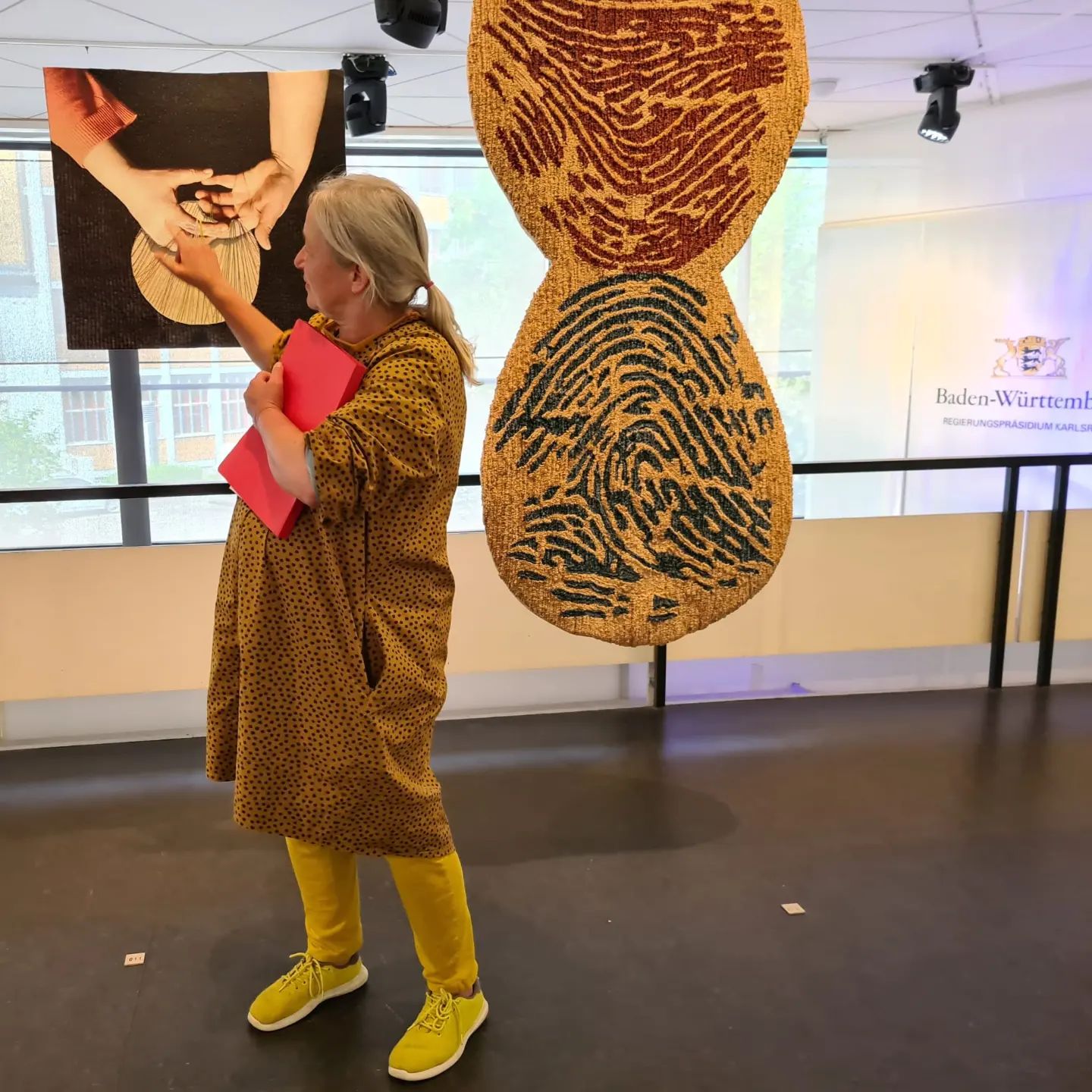 Heike führt durch die Ausstellung Textil 